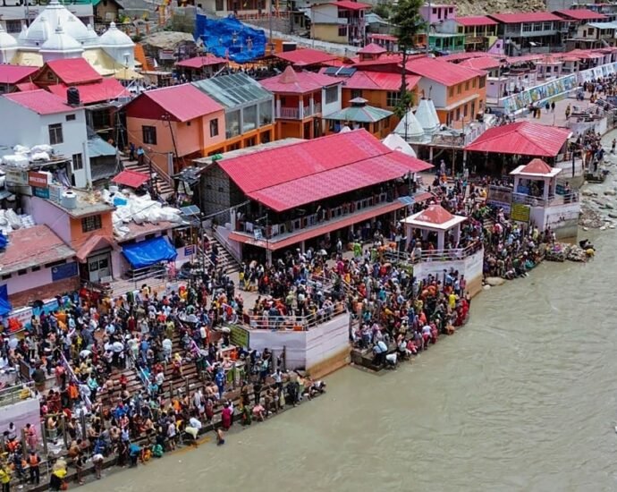 चारधाम-यात्रा:-गंगोत्री-में-घाट-से-20-मीटर-दूर-पहुंची-गंगा,-स्नान-और-आचमन-में-हो-सकती-है-परेशानी