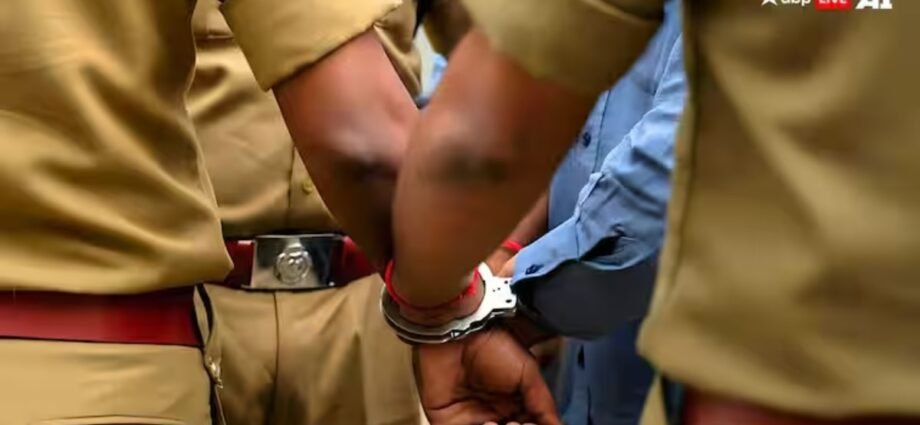 यूपी-में-पुलिस-ही-लूट-में-शामिल!-18.70-लाख-रुपये-समेत-लैपटॉप-मोबाइल-लूटा