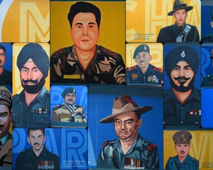 दिल्ली-मेट्रो-ने-पिंक-लाइन-पर-दी-देश-के-बहादुरों-को-सलामी,-pvc-हीरोज-की-शानदार-आर्ट-गैलरी-तैयार