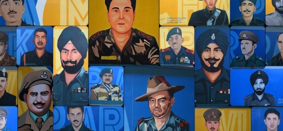 दिल्ली-मेट्रो-ने-पिंक-लाइन-पर-दी-देश-के-बहादुरों-को-सलामी,-pvc-हीरोज-की-शानदार-आर्ट-गैलरी-तैयार