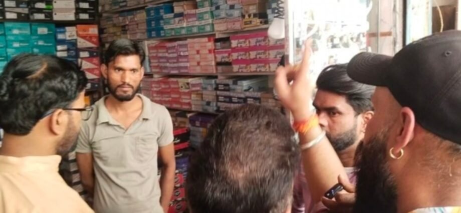 रुद्रपुर-में-नाम-बदलकर-दुकान-चला-रहा-था-शख्स,-हिंदू-संगठन-ने-किया-विरोध