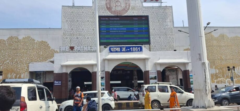 पटना-में-नहीं-दिख-रही-सुरक्षा-व्यवस्था,-पुलिसकर्मी-नदारद-मेटल-डिटेक्टर-बना-सौंदर्य-की-वस्तु,-adg-ने
