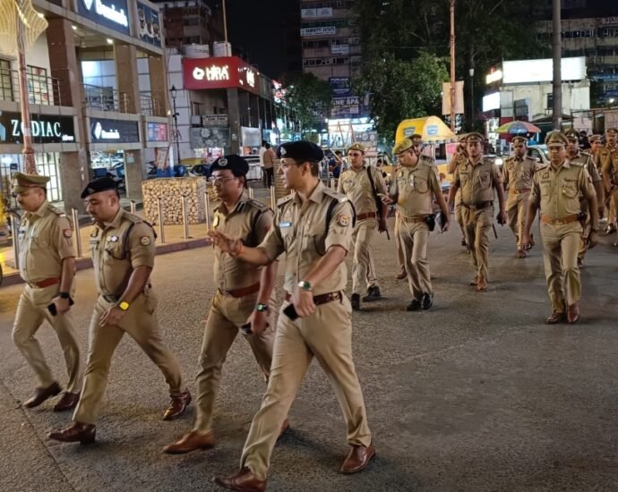 भारत-पाकिस्तान-तनाव-के-बीच-नोएडा-में-रेड-अलर्ट-तो-गाजियाबाद-में-धारा-163-लागू,-dm-ने-की-बैठक